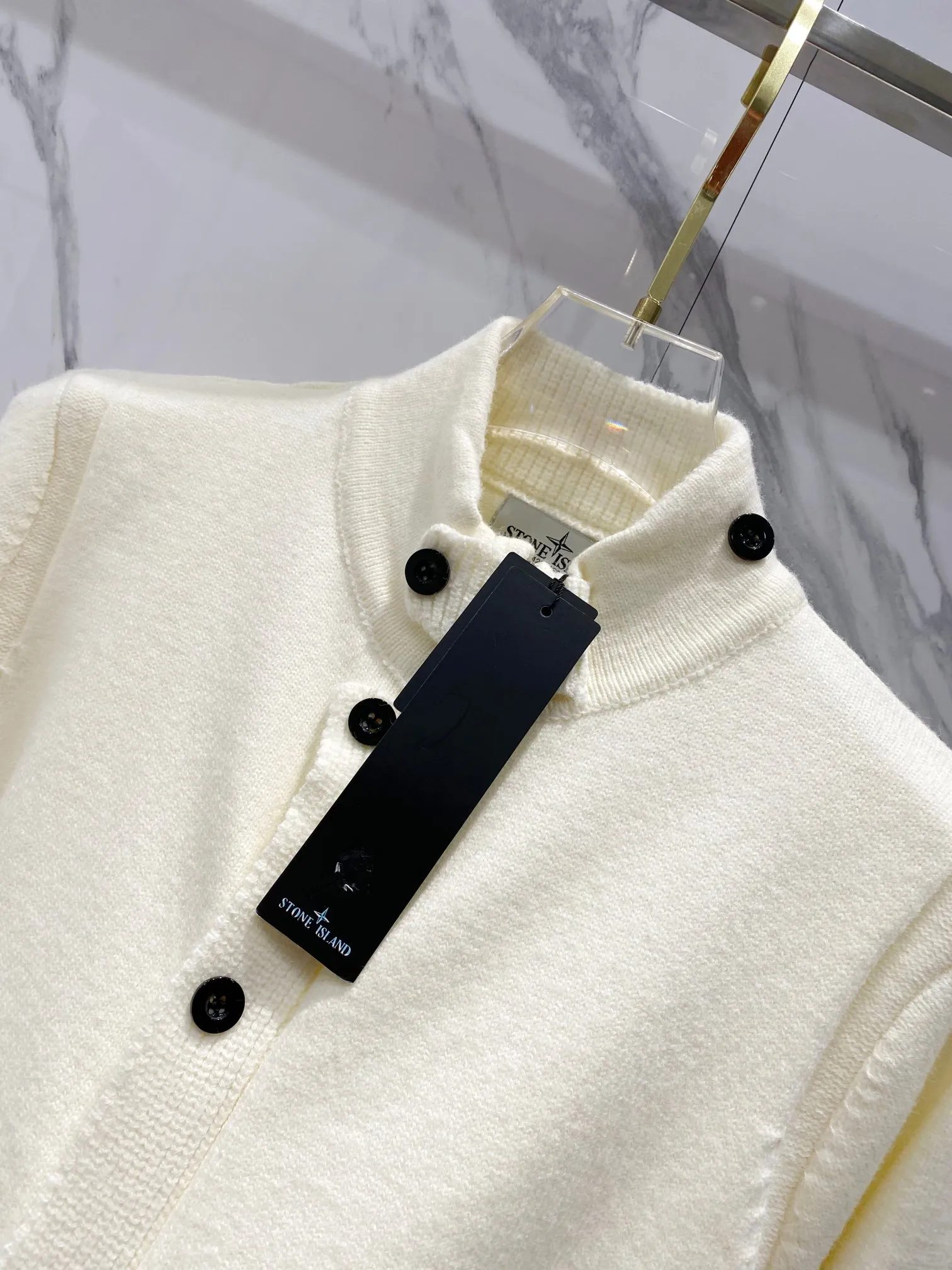 P270 Stone Island Cotton-wool blended knitted zipper button sweater cardigan (couple style) Color: Black Gray Off-white Size: M～XL M: Clothing length 68 Bust 110 Sleeve length 57 L: Clothing length 70 Bust 116 Sleeve length 58 XL: Clothing length 72 Bust 120 Sleeve length 59